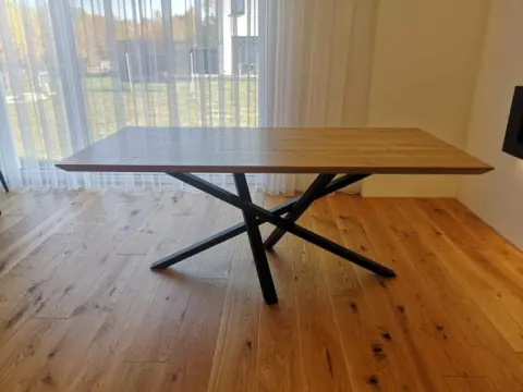 Spisebord Mesina i heltre eik